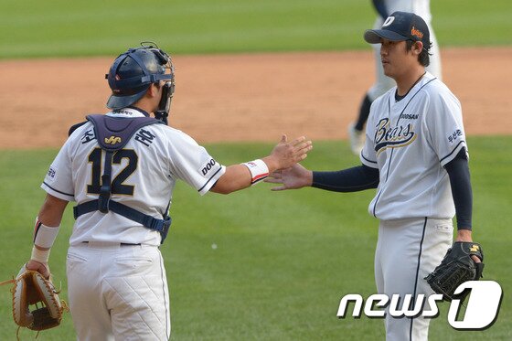 본문 이미지 - 두산 시절의 최재훈(왼쪽)과 이용찬. /뉴스1 DB ⓒ News1 민경석 기자