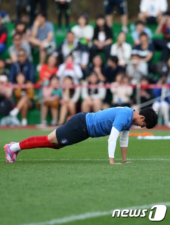 (파주=뉴스1) 한재호 기자 = 12일 오후 경기도 파주 국가대표팀 트레이닝센터(파주NFC)에서 벌어진 축구 대표팀 공식 훈련에서 손흥민이 벌칙을 수행하고 있다. 대한축구협회는 오 …