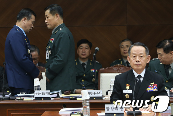 (서울=뉴스1) 송원영 기자 = 신원식 합참 작전본부장(오른쪽 두번째)이 13일 서울 용산구 국방부에서 열린 국회 국방위원회의 합동참모본부 국정감사에서 비공개 업무 보고를 하기 위 …
