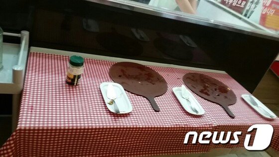 본문 이미지 - 오후 1시 서울 시내 한 미스터피자 가맹점 피자 진열대. 40여명의 고객이 몰렸지만 피자는 10~15분 간격으로 단 두 판만 제공되고 있다.ⓒ News1