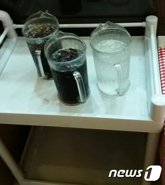 본문 이미지 - 음료가 제때 리필되지 않는 경우가 빈번했으며 플라스틱 용기에 얼음과 함께 담겨져있어서 단기간에 희석되고 있었다. ⓒ News1