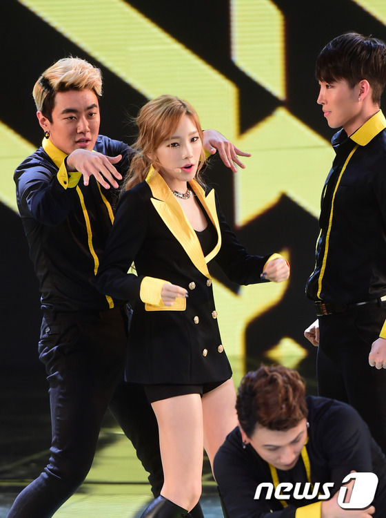 (서울=뉴스1스포츠) 권현진 기자 = 소녀시대 유닛 태티서 태연(가운데)이 13일 오후 서울 상암동 프리즘센터에서 열린 ‘2014 슈퍼모델 선발대회’에 출연해 화려한 공연을 펼치고 …