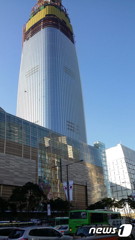 본문 이미지 - 14일 저층부 쇼핑시설인 롯데월드몰 &acute;에비뉴엘 월드타워점&acute;을 개장한 롯데월드타워.ⓒ News1