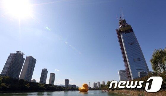 본문 이미지 - 14일 서울 송파구 석촌호수에 대형 고무 오리 '러버덕(Rubber Duck)'이 떠 있다. 2014.10.14/뉴스1 ⓒ News1 한재호 기자