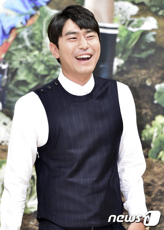 본문 이미지 - 배우 이시언이 강아지에게 젖꼭지를 물리는 장면을 촬영하면서 부끄러웠다고 털어놨다. ⓒ News1스포츠 DB