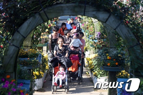 (과천=뉴스1) 한재호 기자 = 14일 과천 서울대공원 테마가든에서 열린 \'2014 LIG 사랑의 나들이\'에 참여한 홀트아동복지회 위탁아동과 위탁부모들이 즐거운 시간을 보내고 …