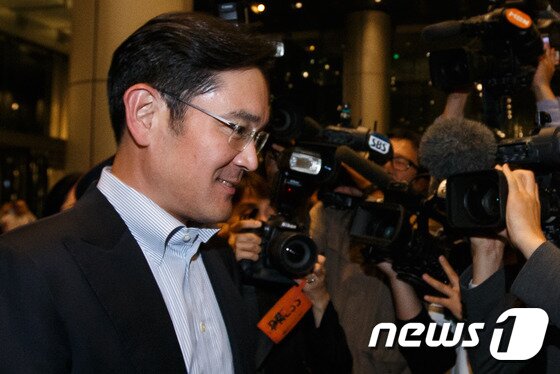본문 이미지 - 이재용 삼성전자 부회장이 14일 마크 저커버그 페이스북 최고경영자와 면담을 위해 서울 삼성전자 서초사옥으로 들어서고 있다. 2014.10.14/뉴스1 ⓒ News1 유승관 기자