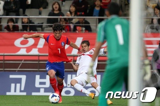 14일 서울 상암월드컵경기장에서 열린 한국-코스타리카 축구평가전 전반 김민우가 상대와 몸싸움을 벌이며 쇄도하고 있다. 2014.10.14/뉴스1 ⓒ News1 한재호 기자