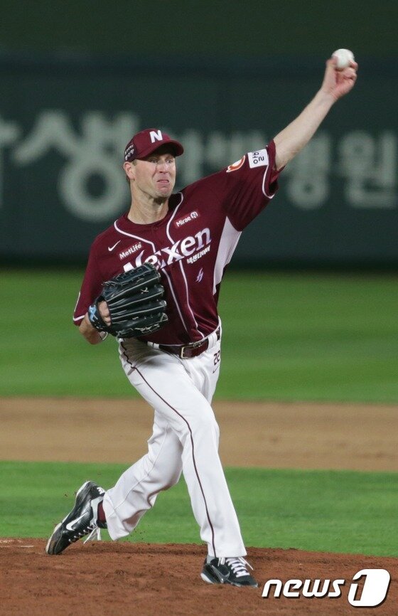 본문 이미지 - 넥센 선발 밴헤켄이 한 시즌 선발 20승이라는 대기록을 만들었다. 밴헤켄이 14일 부산 사직구장에서 열린 롯데와의 경기에서 6이닝 7피안타 9탈삼진 1실점 호투로 승리투수가 됐다. (넥센 히어로즈 제공)2014.10.14/뉴스1 ⓒ News1