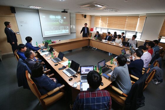 본문 이미지 - 한국프로축구연맹은 2015년 K리그 챌린지에 참가하는 서울 이랜드 FC 사무국 직원을 대상으로 한 워크숍에서 연맹 각 분야 담당자가 주요 제도 및 규약·규정, 실무 사례를 공유하고 서울 이랜드 FC 직원들과 질의응답하는 시간을 가졌다. ⓒ 한국프로축구연맹 제공