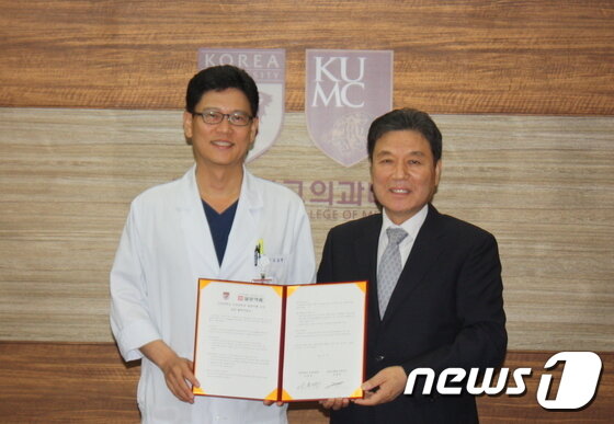 본문 이미지 - 좌)고려대 의과대학 김효명 학장 우)일양약품 김동연 사장. 8월 12일 바이러스 백신 개발 MOU 체결ⓒ News1