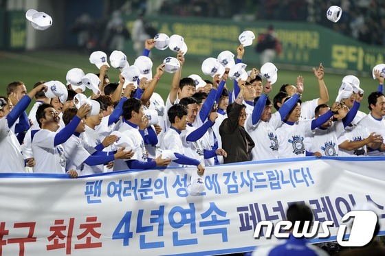 (대구ㆍ경북=뉴스1) 정훈진 기자 = 15일 대구 시민운동장 야구장에서 열린 2014 한국야쿠르트 세븐 프로야구 삼성 라이온즈와  LG 트윈스 경기에서 삼성이 5:3 으로 승리하며 …