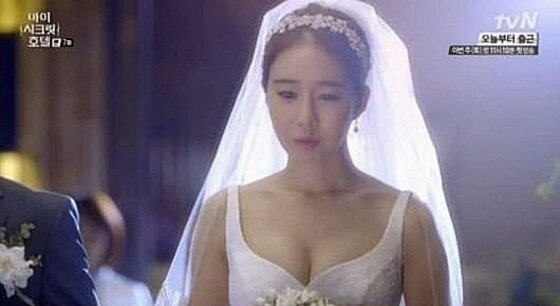 본문 이미지 - 최근 방송된 tvN 월화드라마 '마이 시크릿 호텔' 8회에서 진이한과 결혼식을 올리는 유인나의 모습이 공개됐다. ⓒ tvN '마이 시크릿 호텔' 캡처