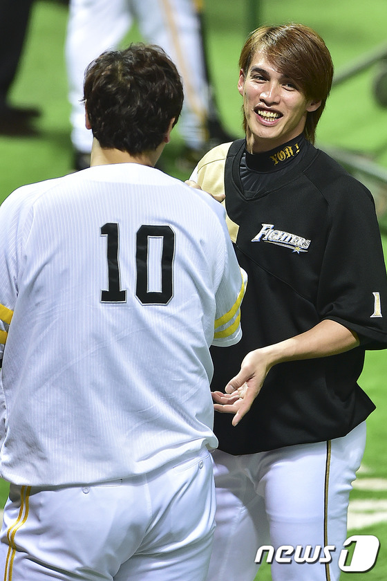 (후쿠오카=뉴스1스포츠) 김진환 기자 = 소프트뱅크 이대호가 16일 오후 일본 후쿠오카현 후쿠오카시 야후 돔에서 열린 퍼시픽리그 클라이맥스 시리즈 파이널 스테이지 2차전을 앞두고 …