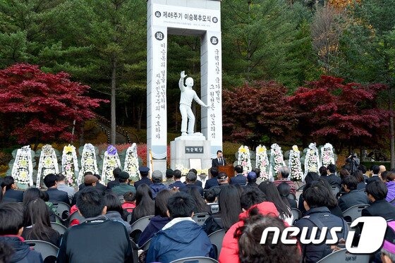 본문 이미지 - 故이승복 군 추모식이 강원 평창군 용평면 이승복기념관 일원에서 진행되는 모습 2014.10.16/뉴스1 ⓒ News1 윤창완 기자