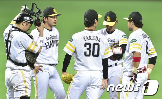 본문 이미지 - 소프트뱅크의 새로운 감독 구도 기미야스가 9일 일본 이와테현에서 야구교실에 참가한 중학생들과 야구 대전을 벌였다. ⓒNews1 DB