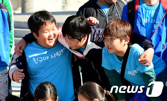 (용인=뉴스1) 김영진 기자 = 몸이 불편한 친구 김기국(왼쪽) 군을 위해 가을 운동회 달리기 경주에서 손을 붙잡고 결승선 까지 다 함께 통과해 감동을 안겨준 경기도 용인 제일초등 …