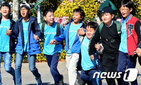 (용인=뉴스1) 김영진 기자 = 몸이 불편한 친구 김기국(오른쪽 3번째) 군을 위해 가을 운동회 달리기 경주에서 손을 붙잡고 결승선 까지 다 함께 통과해 감동을 안겨준 경기도 용인 …