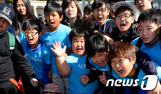 (용인=뉴스1) 김영진 기자 = 몸이 불편한 친구 김기국(가운데) 군을 위해 가을 운동회 달리기 경주에서 손을 붙잡고 결승선 까지 다 함께 통과해 감동을 안겨준 경기도 용인 제일초 …