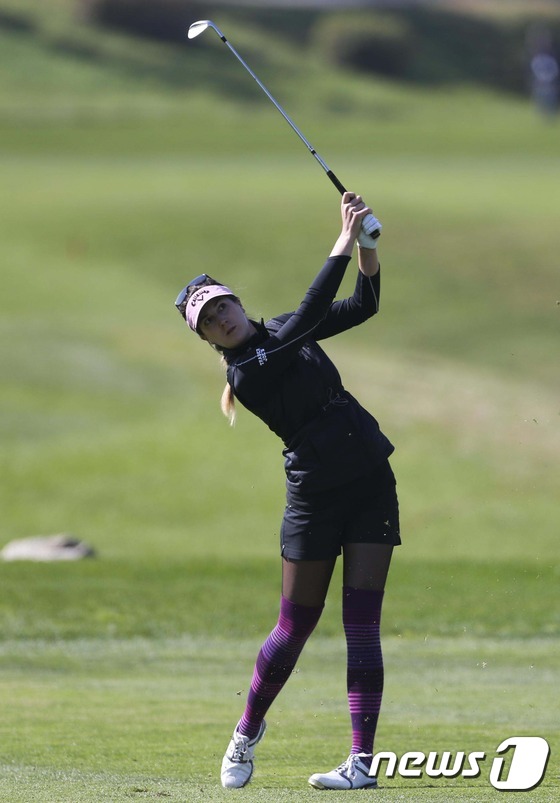 (인천=뉴스1) 조희연 기자 = 17일 인천 스카이72 골프장에서 열린 미국여자프로골프(LPGA) 투어 하나·외환 챔피언십 2라운드에서 산드라 갈이 5번홀 아이언샷을 날리고 있다. …