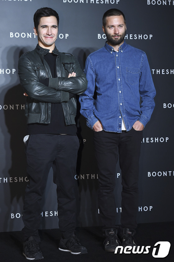 (서울=뉴스1스포츠) 김진환 기자 = 디자이너 잭 맥콜로와 라자로 에르난데즈(오른쪽)가 17일 오후 서울 강남구 분더샵 청담 오픈식에 참석해 포즈를 취하고 있다. 이날 행사에는 고 …