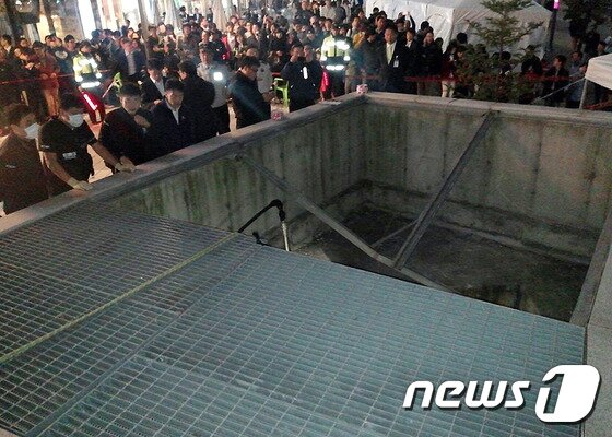 본문 이미지 - 17일 저녁 경기 성남시 분당구 판교동 유스페이스 앞 야외 공연장 주변 환풍기 붕괴 추락사고 현장에서 구조대원이 구조작업을 펼치고 있다. 이날 오후 5시53분께 경기 성남시 분당구 판교동 유스페이스 앞 야외 공연장에서 관람객 20여명이 지하철 환풍구 아래(10m)로 추락하는 사고가 발생했다. 사고는 걸그룹 포미닛 공연장 주변 지하철 환풍구가 위에서 관람하던 팬들의 무게를 버티지 못하고 환풍기 뚜껑이 아래로 꺼지면서 발생했다. 소방당국은 "오후 6시 50분 현재 25명이 추락한 것으로 집계하고 있으며 이중 2명이 사망하고 13명이 구조됐다"며 "구조자 중 11명은 중상"이라고 밝혔다. 이날 공연은 제1회 판교 테크노벨리 축제의 일환으로 마련된 것으로, 걸그룹 티아라 등 인기가수들이 출연할 예정이었다. (성남소방서 제공)2014.10.17/뉴스1 ⓒ News1 최대호 기자