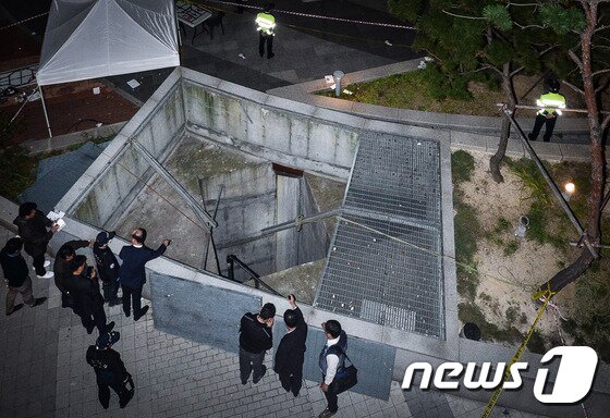 본문 이미지 - 17일 저녁 경기 성남시 분당구 판교동 유스페이스 앞 야외 공연장 주변 환풍기 붕괴 추락사고 현장에서 구조대원이 현장을 확인하고 있다. 이날 오후 5시53분께 경기 성남시 분당구 판교동 유스페이스 앞 야외 공연장에서 관람객 약25명이 지하철 환풍구 아래(10m)로 추락하는 사고가 발생했다. 사고는 걸그룹 포미닛 공연장 주변 지하철 환풍구가 위에서 관람하던 팬들의 무게를 버티지 못하고 환풍기 뚜껑이 아래로 꺼지면서 발생했다. 소방당국은 "오후 8시 현재 25명이 추락해 15명이 사망한 것으로 집계하고 있다. 이날 공연은 제1회 판교 테크노벨리 축제의 일환으로 마련된 것으로, 걸그룹 티아라 등 인기가수들이 출연할 예정이었다. 2014.10.17/뉴스1 ⓒ News1 송은석 기자