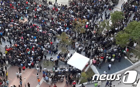 본문 이미지 - 17일 저녁 오후 5시53분께 경기 성남시 분당구 판교동 유스페이스 앞 야외 공연장에서 관람객 약25명이 지하철 환풍구 아래(10m)로 추락하는 사고가 발생했다. 사고는 걸그룹 포미닛 공연장 주변 지하철 환풍구가 위에서 관람하던 팬들의 무게를 버티지 못하고 환풍기 뚜껑이 아래로 꺼지면서 발생했다. 소방당국은 "오후 8시 현재 25명이 추락해 15명이 사망한 것으로 집계하고 있다. 이날 공연은 제1회 판교 테크노벨리 축제의 일환으로 마련된 것으로, 걸그룹 티아라 등 인기가수들이 출연할 예정이었다. 사진은 사고발생 직전 모습. (독자 제공) 2014.10.17/뉴스1 ⓒ News1 김영진 기자