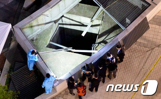 본문 이미지 -  17일 저녁 경기 성남시 분당구 판교동 유스페이스 앞 야외 공연장 주변 환풍기 붕괴 추락사고 현장에서 국립과학수사대원들이 현장감식을 펼치고 있다. 이날 오후 5시53분께 경기 성남시 분당구 판교동 유스페이스 앞 야외 공연장에서 관람객 약25명이 지하철 환풍구 아래(10m)로 추락하는 사고가 발생했다. 사고는 걸그룹 포미닛 공연장 주변 지하철 환풍구가 위에서 관람하던 팬들의 무게를 버티지 못하고 환풍기 뚜껑이 아래로 꺼지면서 발생했다. 소방당국은 "오후 8시 현재 25명이 추락해 15명이 사망한 것으로 집계하고 있다. 이날 공연은 제1회 판교 테크노벨리 축제의 일환으로 마련된 것으로, 걸그룹 티아라 등 인기가수들이 출연할 예정이었다. 2014.10.17/뉴스1 ⓒ News1 김영진 기자