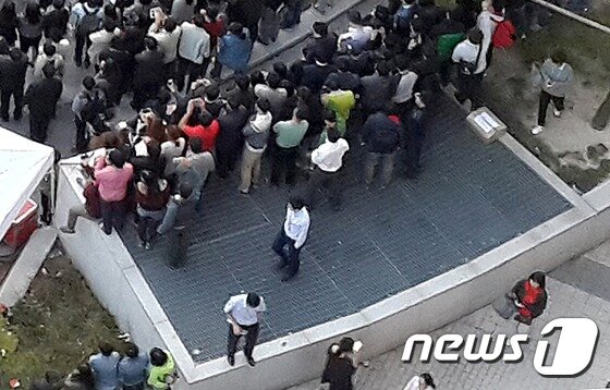 본문 이미지 - 17일 저녁 오후 5시53분께 경기 성남시 분당구 판교동 유스페이스 앞 야외 공연장에서 관람객 약25명이 지하철 환풍구 아래(10m)로 추락하는 사고가 발생했다. 사고는 걸그룹 포미닛 공연장 주변 지하철 환풍구가 위에서 관람하던 팬들의 무게를 버티지 못하고 환풍기 뚜껑이 아래로 꺼지면서 발생했다. 소방당국은 "오후 8시 현재 25명이 추락해 15명이 사망한 것으로 집계하고 있다. 이날 공연은 제1회 판교 테크노벨리 축제의 일환으로 마련된 것으로, 걸그룹 티아라 등 인기가수들이 출연할 예정이었다. 사진은 사고발생 직전 모습. (독자 제공) 2014.10.17/뉴스1 ⓒ News1 김영진 기자