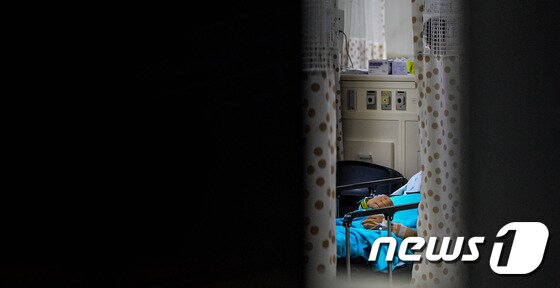 본문 이미지 - 17일 오후 5시53분께 경기 성남시 분당구 판교동 유스페이스 앞 야외 공연장에서 관람객 약 25명이 지하철 환풍구 아래(10m)로 추락하는 사고가 발생했다. 사진은 부상자들이 실려온 분당의 한 병원 응급실. 2014.10.17/뉴스1 ⓒ News1 송은석 기자