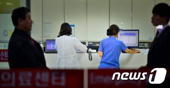 본문 이미지 - 17일 오후 5시53분께 경기 성남시 분당구 판교동 유스페이스 앞 야외 공연장에서 관람객 약 25명이 지하철 환풍구 아래(10m)로 추락하는 사고가 발생했다. 사진은 부상자들이 실려온 분당의 한 병원 응급실. 2014.10.17/뉴스1 ⓒ News1 송은석 기자