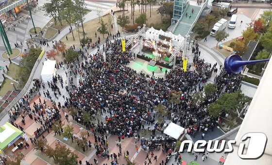 본문 이미지 - 17일 저녁 오후 5시53분께 경기 성남시 분당구 판교동 유스페이스 앞 야외 공연장에서 관람객 약25명이 지하철 환풍구 아래(10m)로 추락하는 사고가 발생했다. 사고는 걸그룹 포미닛 공연장 주변 지하철 환풍구가 위에서 관람하던 팬들의 무게를 버티지 못하고 환풍기 뚜껑이 아래로 꺼지면서 발생했다. 사진은 사고발생 직전 모습. (독자 제공) 2014.10.17/뉴스1 ⓒ News1 김영진 기자