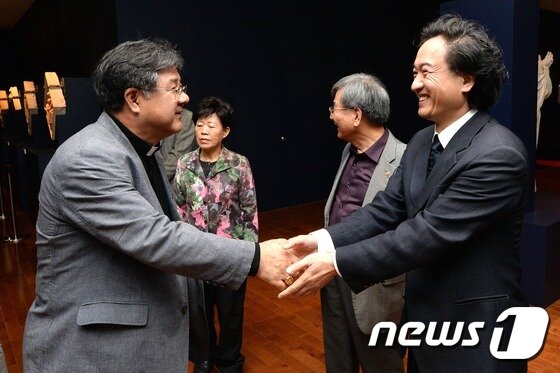 본문 이미지 - 조규만 천주교서울대교구 주교(왼쪽)가 19일 오전 서울 종로구 국립고궁박물관에서 열리고 있는 프란치스코 교황 방한기념특별전 '천국의문' 전시회를 찾아 유근상 이탈리아 국립문화재복원대학 총장과 악수하고 있다. 1 2014.10.19/뉴스1 ⓒ News1 정회성 기자