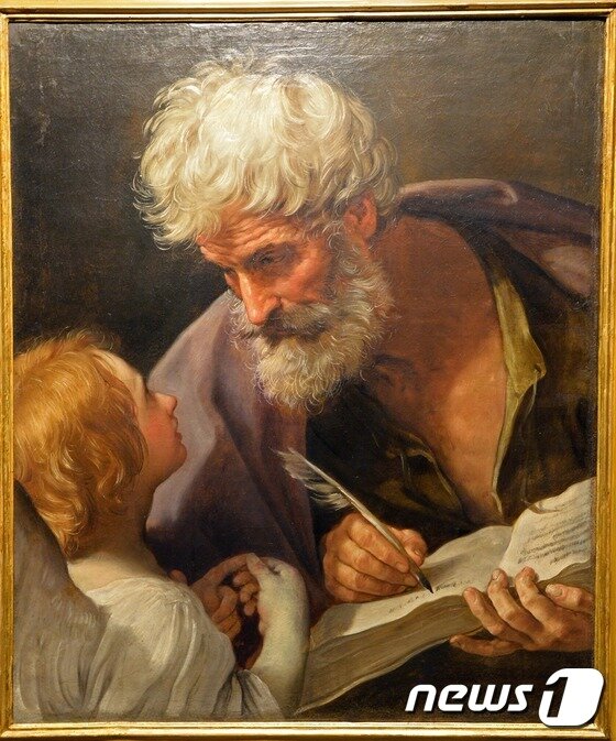 본문 이미지 - 국립고궁박물관에서 열리고 있는 프란치스코 교황 방한기념특별전 '천국의문' 전시회에 전시된 귀도 레니의 작품 '성 마태오와 천사. 2014.10.19/뉴스1 ⓒ News1 정회성 기자
