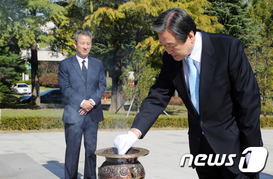 (대구ㆍ경북=뉴스1) 정훈진 기자 = 김무성 새누리당 대표가 19일 오전 경북 포항공대 노벨동산 청암 박태준 포스코 명예회장 동상을 방문해 분향하고 있다.김 대표는 한국JC대회 제 …