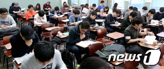 본문 이미지 - 지난 19일 서울 장충동 동국대학교에서 진행된 SK그룹의 인적성시험 SKCT(SK종합역량평가)에 응시한 취업준비생들이 시험을 준비하고 있다. (이 사진은 기사내용과 무관합니다)/뉴스1 ⓒ News1