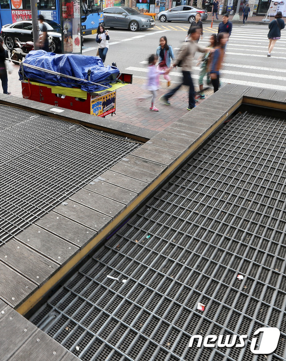 (서울=뉴스1) 오대일 기자 = 판교테크노밸리 환풍구 추락 사고의 원인으로 국내 환풍구 시설의 구조적 위험성에 대한 문제가 지적되고 있다. 19일 오후 서울 지하철 4호선 혜화역 …