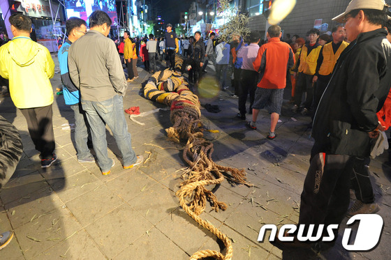 (울산=뉴스1) 조창훈 기자 = 19일 울산 중구 성남동에서 줄다리기 행사 중 줄이 끊어지는 사고로 12명이 병원으로 이송됐다. 끊어진 줄다리기 줄. 2014.10.19/뉴스1