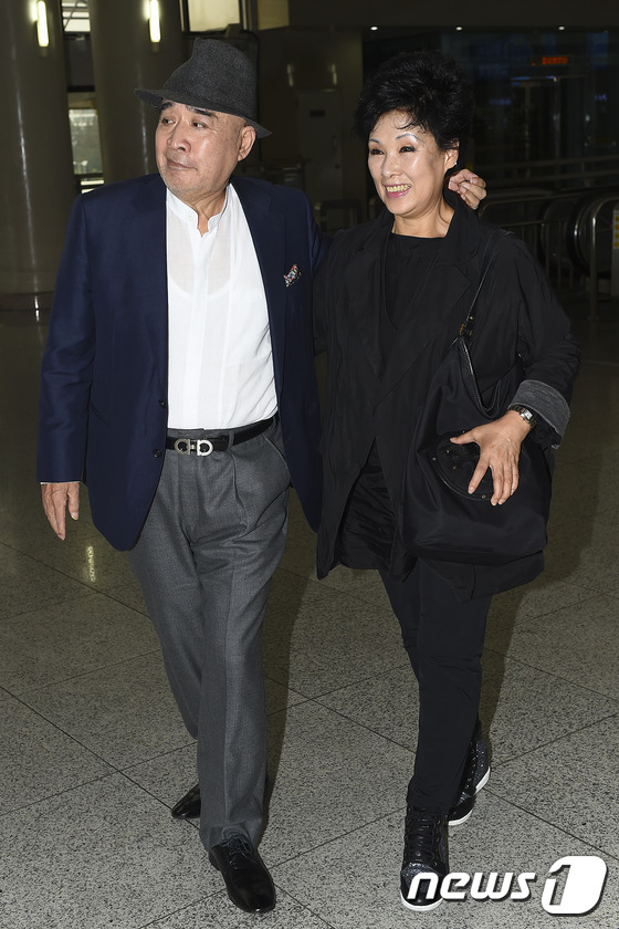 (김포공항=뉴스1스포츠) 김진환 기자 = 배우 김희라가 부인 김수연(오른쪽)과 함께 2일 오전 부산국제영화제에 참석하기 위해 서울 김포공항을 통해 부산으로 떠나고 있다.