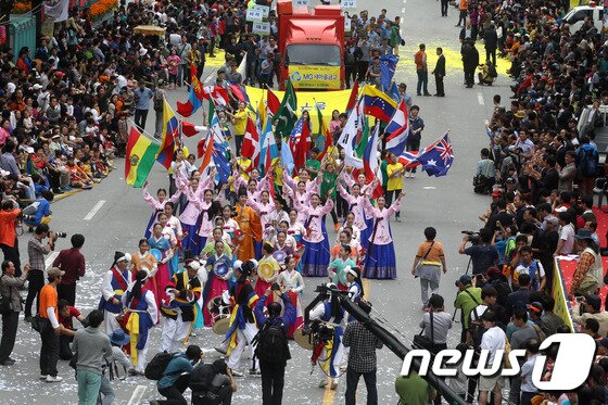 본문 이미지 - 국립아시아문화전당 일원에서 개최된 문화축제 ⓒ News1