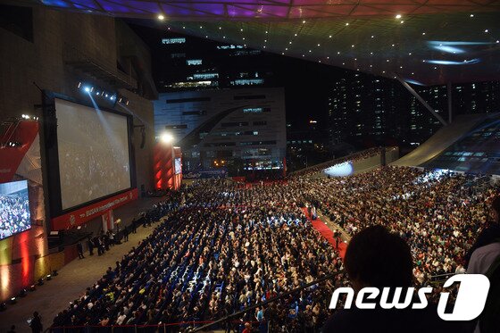본문 이미지 - 2일 오후 부산 해운대구 영화의 전당에서 열린 ‘제19회 부산국제영화제’ 개막식이 화려하게 열리고 있다. ⓒ News1 스포츠 / 권현진 기자
