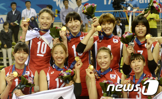 (인천=뉴스1) 안은나 기자 = 2일 오후 인천 동구 송림체육관에서 열린 2014 인천아시안게임 여자 배구 시상식에서 한국 선수들이 금메달을 목에 걸고 있다. 2014.10.2/뉴 …