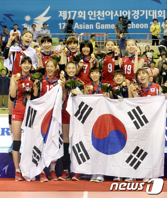 (인천=뉴스1) 안은나 기자 = 2일 오후 인천 동구 송림체육관에서 열린 2014 인천아시안게임 여자 배구 시상식에서 한국 선수들이 금메달을 목에 걸고 있다. 2014.10.2/뉴 …