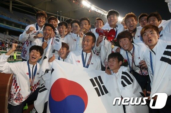 본문 이미지 - 2일 인천 문학경기장에서 열린 2014 인천아시안게임 남자 축구 결승에서 북한을 꺽고 금메달을 차지한 한국 대표팀 선수들이 시상식을 마치고 모여 환호하고 있다. 2014.10.2/뉴스1 ⓒ News1 한재호 기자