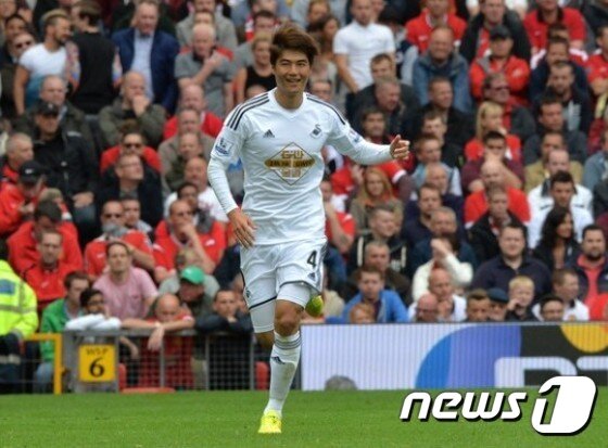 본문 이미지 - 슈틸리케호의 주장이던 기성용이 곧바로 스완지시티의 리더로 변신했다. 다소 힘든 모습이 보였으나 자신의 몫은 충분히 해냈다. 믿고 쓰는 "물감"이었다. ⓒ AFP=News1 2014.10.20/뉴스1 ⓒ News1