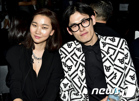 (서울=뉴스1스포츠) 김진환 기자 = 모델 장윤주와 김원중(오른쪽)이 20일 오후 서울 동대문디자인플라자(DDP)에서 열린 \'2015 S/S 서울패션위크\' 박승건 디자이너(pu …