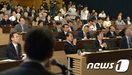 본문 이미지 - 20일 오후 서울 중구 남대문로 대한상공회의소에서 열린 "통일대박 가능하다"세미나에서 참석자들이 발표 내용을 듣고 있다. 2014.10.20/뉴스1 2014.10.20/뉴스1 ⓒ News1 민경석 기자