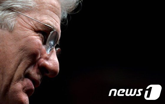 본문 이미지 - 리차드 기어가 지난 19일(현지시간) 열린 '제9회 로마국제영화제'에서 팬들에게 달콤한 미소를 선사했다.  ⓒ AFP=News1