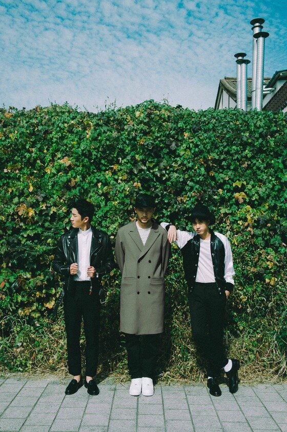 본문 이미지 - 에픽하이 8집 '신발장'이 7개국 아이튠즈 차트에서 1위를 기록했다. ⓒ YG엔터테인먼트